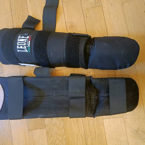 Leone shin guards like new, size Medium