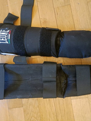 Leone shin guards like new, size Medium