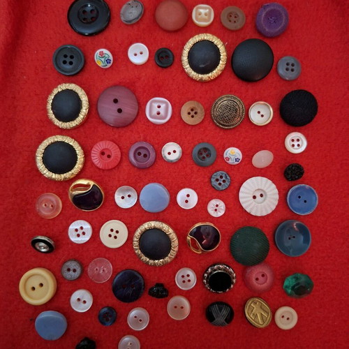 Vintage button collection pack of 710 pieces like new