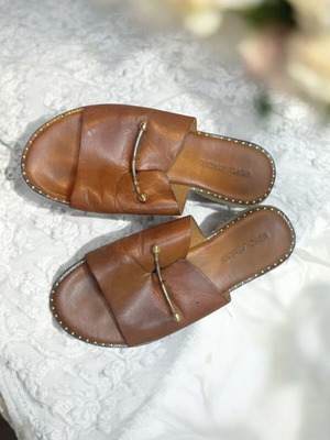 Moyo 009 leather sandals used, tan with metal bow detail