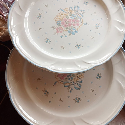 Porcelain plates like new, pack of 9, made in Japan, 27 cm diameter