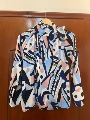 Lightweight blouse like new, ideal for office look