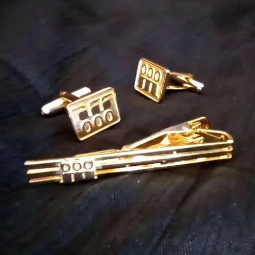 Vintage gold tie clip and cufflinks set with geometric design, like new