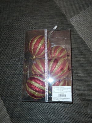 Christmas ornaments new, pack with 6 large and 12 small balls