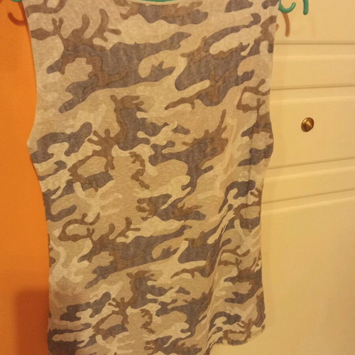 Top medium with camouflage pattern and subtle shimmer, new