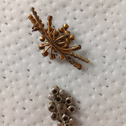 Vintage pins like new, gold and silver colors, set of two