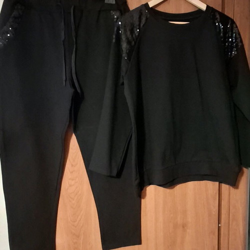 Set with black sequin details like new