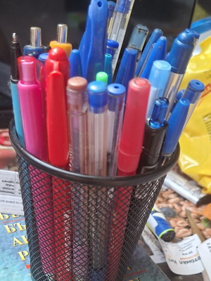 Metal pen holder set with pens