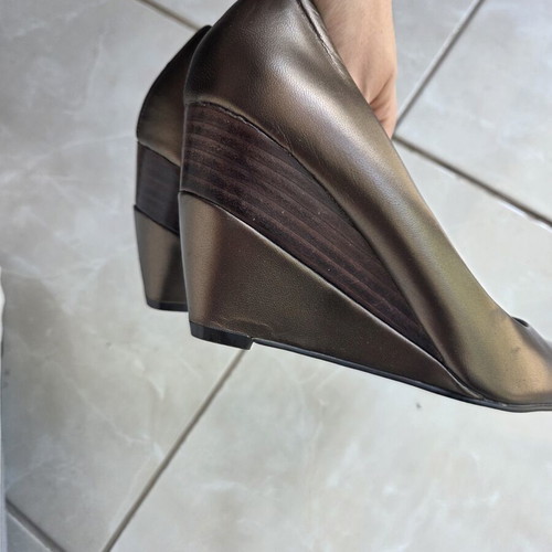 Round bronze leather pumps new with platform heel