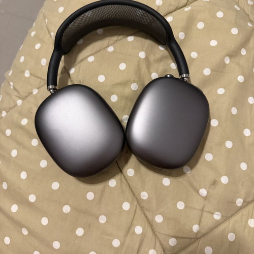 Apple AirPods Max like new with Spigen hard case and USB cable