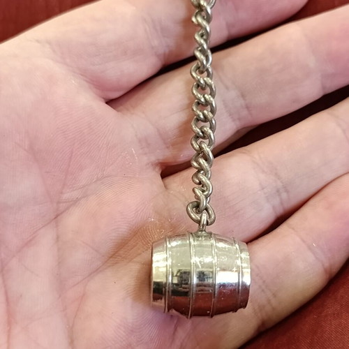 Vintage beer barrel keychain like new