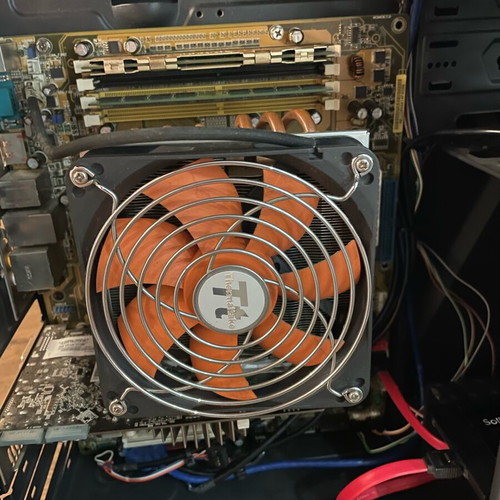 Desktop computer used with ASUS M2R32-MVP motherboard and MSI R5670 graphics card