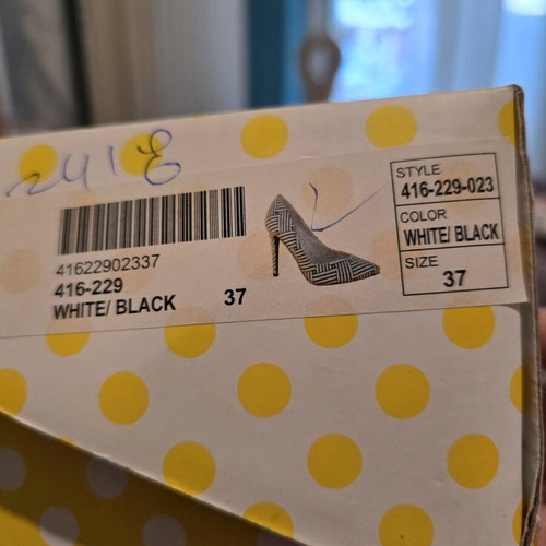 Voi Noi pumps new, size 37, black and white