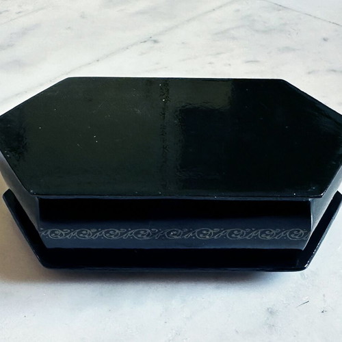 Fedoskino decorative box handmade like new with mother of pearl