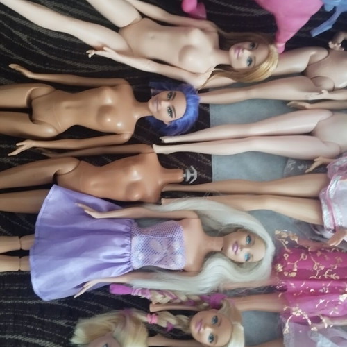 Barbie dolls pack with 9 dolls, 2 bodies, 3 heads and a horse