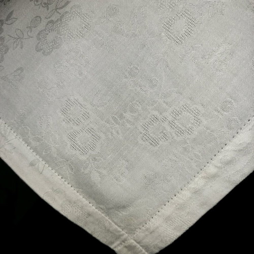 Jacquard tablecloth new with 12 floral cotton satin napkins