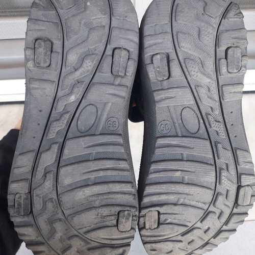 Box Now Unisex Sandals like new, adjustable and comfortable