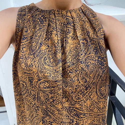 Strass Exclusive sleeveless top like new with pleated neckline and paisley print