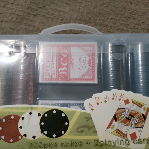 Poker set new with 200 chips and 2 playing cards