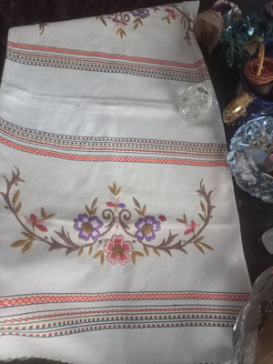 Handmade embroidered table runner 90x40 cm like new, floral vintage
