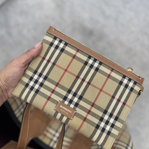 Burberry bag with classic pattern like new