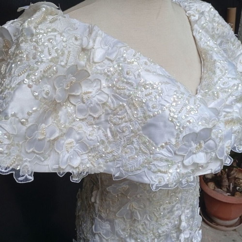 Kipour wedding dress with embossed lace hand-sewn like new
