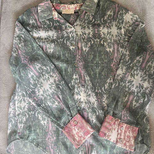 Dlv shirt like new, one size, pink multicolor