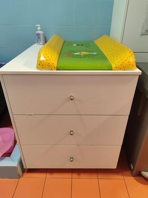 Chest of drawers with changing table like new, white melamine