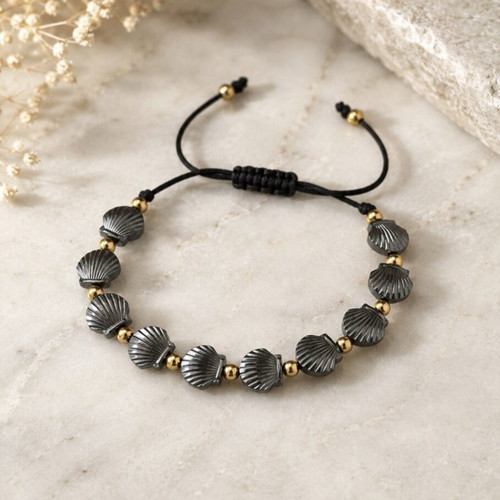 Bracelet with shells and gold details, adjustable cord