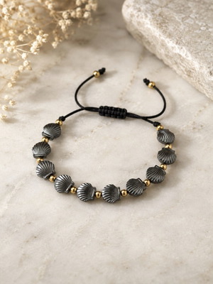 Bracelet with shells and gold details, adjustable cord