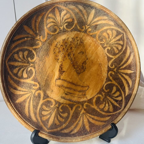 Vintage υπογεγραμμένο ξύλινο πιάτο με πυρογραφία Π. Φιντικάκη μεταχειρισμένο
