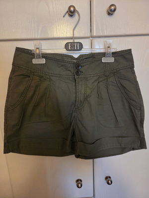 H&M shorts khaki size 36 like new with fabric belt