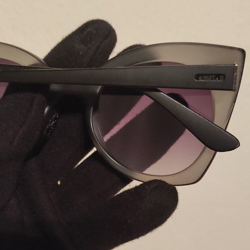 Guess sunglasses used with mirror lens and case