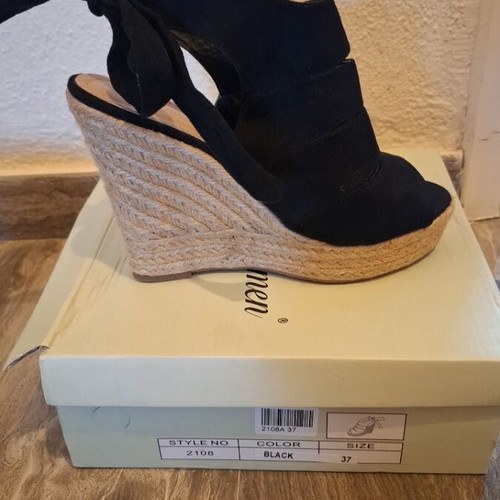 Bella women's black platform shoes like new, suede, size 37