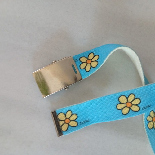 Fabric belt with daisy pattern like new, adjustable metal clip