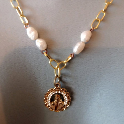 Necklace with Virgin Mary and natural pearls new