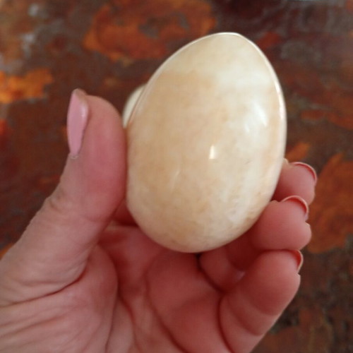 Onyx eggs set of 4 with 2 bases, like new