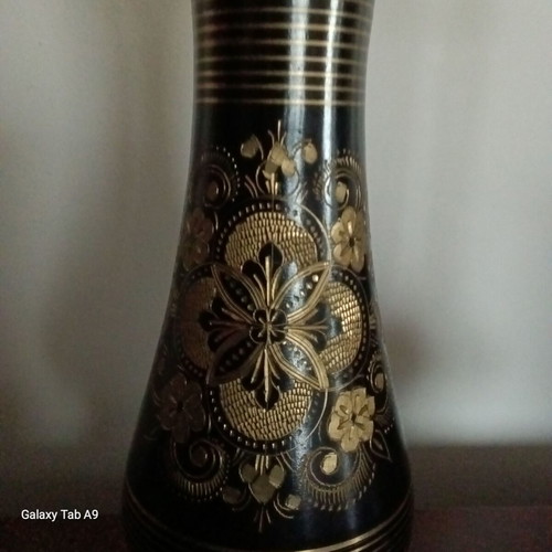 Metallic sprayers and vase with black background and gold decoration, like new
