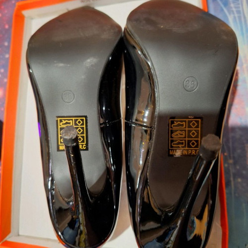 FAMOUS black pumps size 38 like new
