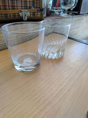 Whiskey glass set of 2 like new