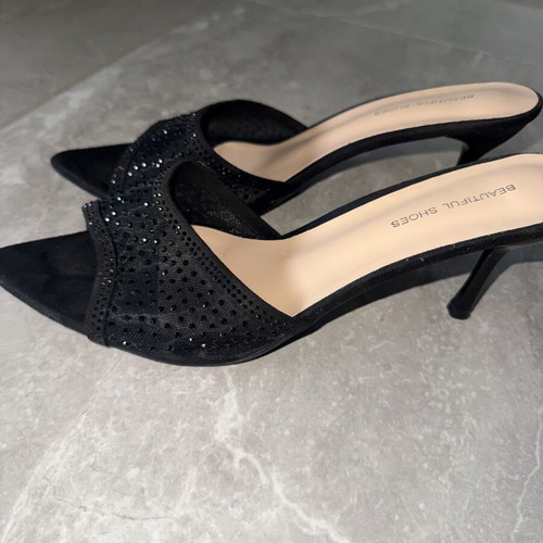 Low Heel Pumps size 40.5 like new, black