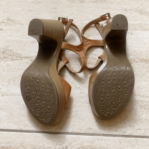 Leather camel sandals with block heel, made in Spain