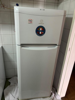Indesit хладилник с фризер