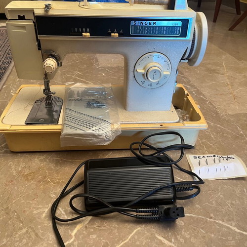 Singer sewing machine full extra like new with all accessories