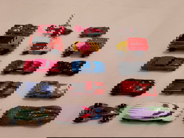  HOT WHEELS set aftokinitakia 1:64 (diafora schedia) 15 tmch