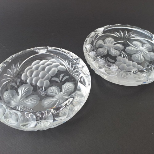 Set of 2 vintage glass ashtrays like new