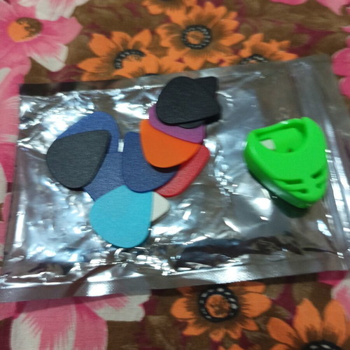Guitar picks and pick holder like new, set of 11