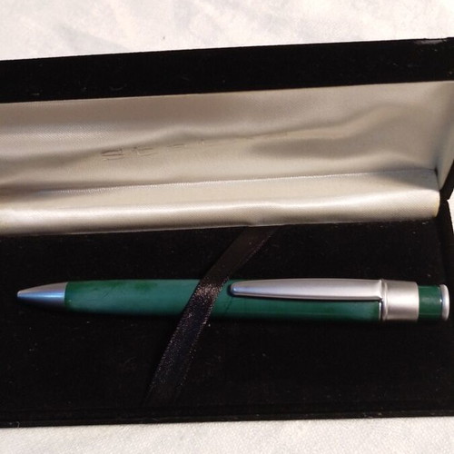 Vintage pen Status in case like new, green metal