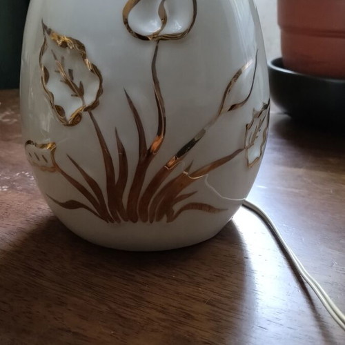 Table lamp with white ceramic base and gold leaf details, like new