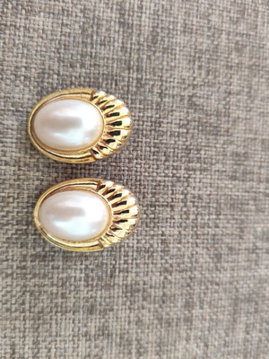 Clip-on earrings like new